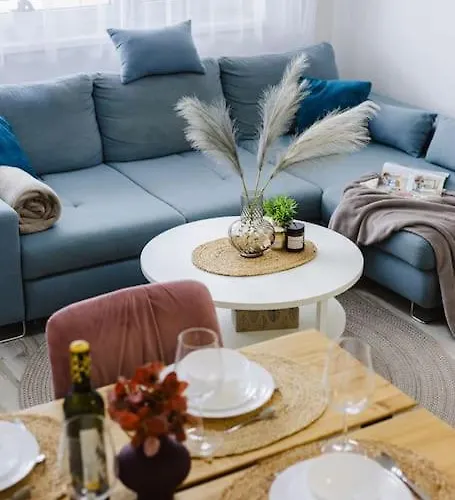 Апартаменты Modern Family Escape *